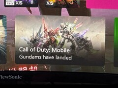 Een screenshot van het Xbox dashboard met een Call of Duty: Mobile advertentie met Gundam mechs met het onderschrift