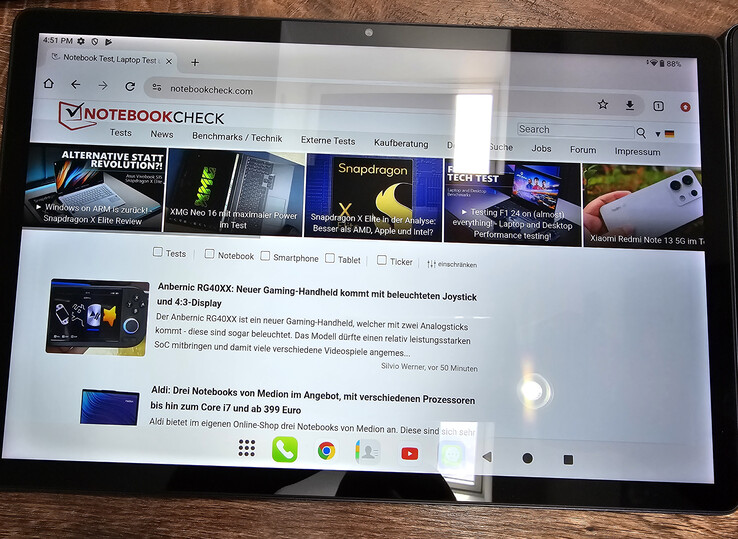Glanzend scherm (Teclast T65 Max) met zwakke lichtbron