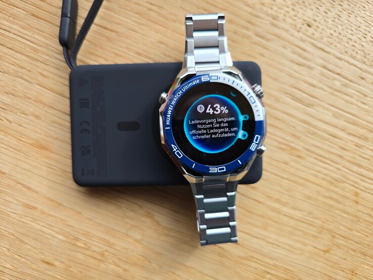 De PicoGo AM52 laadt ook Qi-enabled smartwatches op