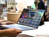 De Acer Swift Air 16 weegt 2,2 lbs en kan met één hand worden vastgehouden (Afbeelding bron: Notebookcheck)