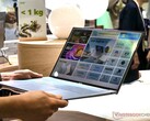 De Acer Swift Air 16 weegt 2,2 lbs en kan met één hand worden vastgehouden (Afbeelding bron: Notebookcheck)