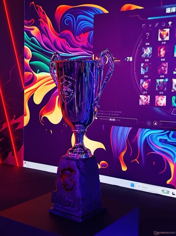 De winnaar van de WoW eSports ontvangt de MSI Gaming Arena-trofee