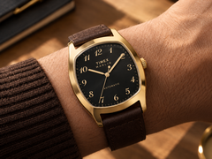 Het Timex Marlin Tonneau TW2Y84500IK-horloge heeft een goudkleurige kast
