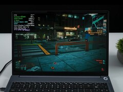 AIM Max+ laptop met Cyberpunk 2077 op geïntegreerde Radeon 8060S GPU, met in-game overlay met TDP en CPU-temperatuur. (Afbeeldingsbron: ETA PRIME op YouTube)
