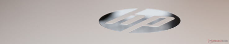 Aantrekkelijk, zelfs in gesloten toestand: geanodiseerd aluminium met een witte afwerking en een reflecterend HP logo