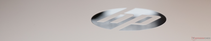Aantrekkelijk, zelfs in gesloten toestand: geanodiseerd aluminium met een witte afwerking en een reflecterend HP logo Aantrekkelijk, zelfs in gesloten toestand: geanodiseerd aluminium met een witte afwerking en een reflecterend HP logo