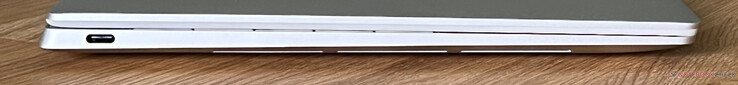 Links: USB-C 4.0 met Thunderbolt 4 (40 GBit/s, DisplayPort ALT-modus 2.1, Power Delivery)