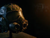 Close-up van de replica van de Spartan-helm uit de Metro 2039 Collector's Edition, met een donker vizier, geïntegreerde gasmaskerelementen en door gevechten getekende details.