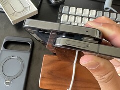 Pixel 10 Pro XL met SIM-slot opgestuurd naar Amerikaanse klant na RMA. (Afbeeldingsbron: crocsnosockz op Reddit)