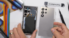 De Galaxy S24 Ultra mid-teardown. (Bron: JerryRigEverything via YouTube)