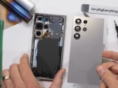 De Galaxy S24 Ultra mid-teardown. (Bron: JerryRigEverything via YouTube)