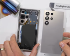 De Galaxy S24 Ultra mid-teardown. (Bron: JerryRigEverything via YouTube)