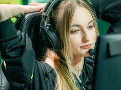 Een streamer die tijdens een live-uitzending een gamingheadset met een microfoonarm draagt voor een scherm
