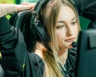 Een streamer die tijdens een live-uitzending een gamingheadset met een microfoonarm draagt voor een scherm
