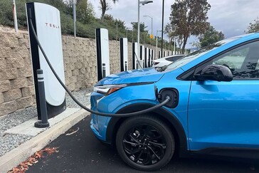 2027 Chevy Bolt EV bij een Tesla Supercharger. (afbeeldingsbron: GM Authority)