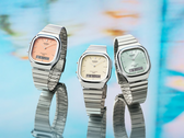 Een afbeelding van de drie nieuwe Casio AQ-240E horloges, op een reflecterend oppervlak.