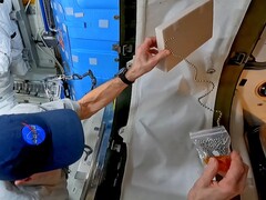 De wetenschappelijke YouTuber Steve Mould heeft het kettingfontein effect dat hij ontdekte opnieuw bekeken - deze keer aan boord van het ISS, met hulp van astronaut Don Pettit. (Afbeeldingsbron: Steven Mould)