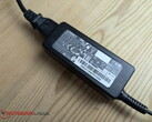 De zeer kleine netadapter van de Schenker Connect 15