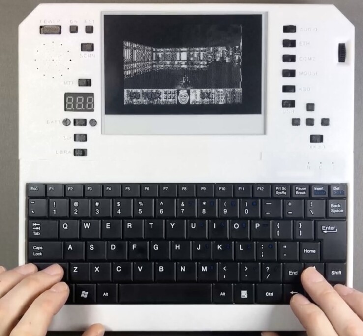 De Evertop PC kan Doom, Wolfenstein 3D, Minesweeper en meer uitvoeren. (Afbeeldingsbron: ericjenott via Github)