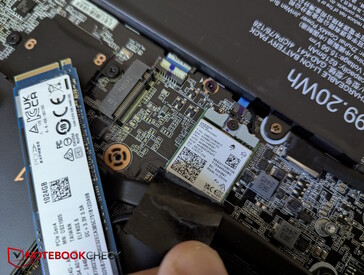 De Wi-Fi-module bevindt zich onder een van de SSD's