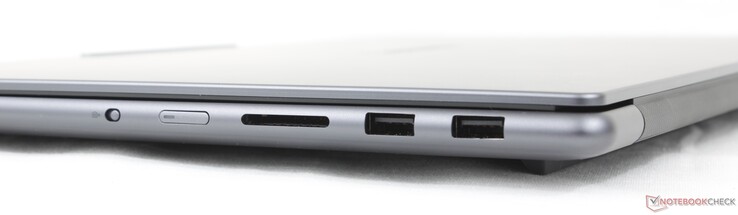 Rechts: Schakelaar voor uitschakelen camera, aan/uit-knop, SD-kaartlezer, 2x USB-A (10 Gbps)