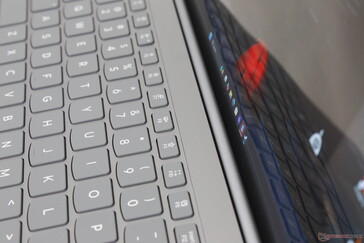 in tegenstelling tot andere laptops bestaat er geen "kinnebakje" omdat het scherm helemaal doorloopt in de onderkant van het apparaat