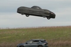 Een schermafdruk toont het elektrische Model A van Alef Aeronautics dat boven een andere auto zweeft (Afb. bron: NBC News op YouTube)