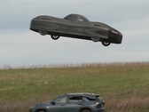 Een schermafdruk toont het elektrische Model A van Alef Aeronautics dat boven een andere auto zweeft (Afb. bron: NBC News op YouTube)