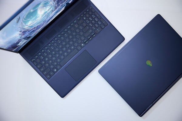 De Alienware 16X Aurora heeft een geanodiseerd aluminium deksel en onderkant met ondersteuning voor openen met één hand.