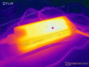 AC-adapter kan meer dan 38 C bereiken wanneer gedurende langere tijd veeleisende belastingen worden gebruikt