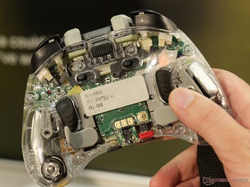 De batterij hoort vervangbaar te zijn, maar om dit te doen, moet de controller worden losgeschroefd.