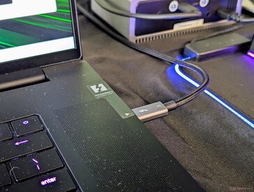 De eigen netadapter van 330 W is nog steeds nodig tijdens het gamen, omdat opladen via USB-C beperkt is tot 100 W