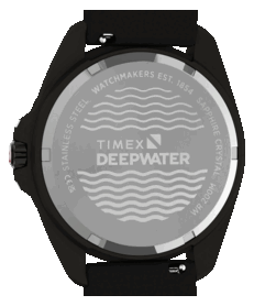 Close-up van het kastdeksel van de Timex Deepwater Arctic 200, met het Deepwater-logo en een golfmotief.