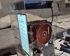 De absurde modificatie waarbij twee pc-koellichamen op het moederbord van een Nubia Z70 Ultra werden gemonteerd.