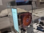 De absurde modificatie waarbij twee pc-koellichamen op het moederbord van een Nubia Z70 Ultra werden gemonteerd.