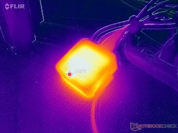 De netadapter bereikt een temperatuur van meer dan 43 °C bij zware belasting