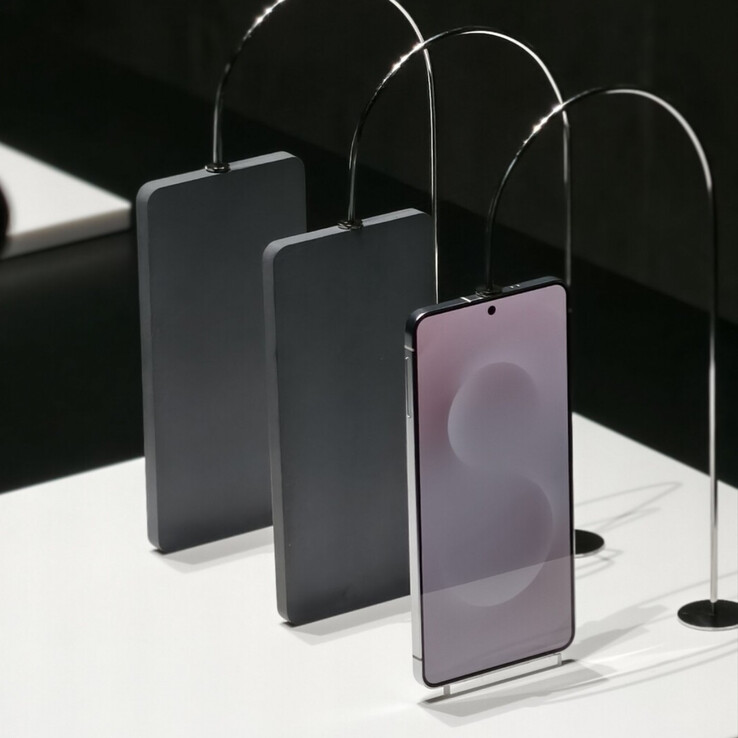 Samusng onthulde ook het frontprofiel van de Galaxy S25 Edge op het Galaxy Unpacked-evenement van vorige maand. (Afbeeldingsbron: @MishaalRahman)