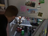 Jason zoekt iets te drinken in de koelkast in GTA 6.