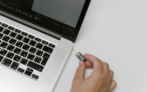 Hardware-sleutel op een laptop