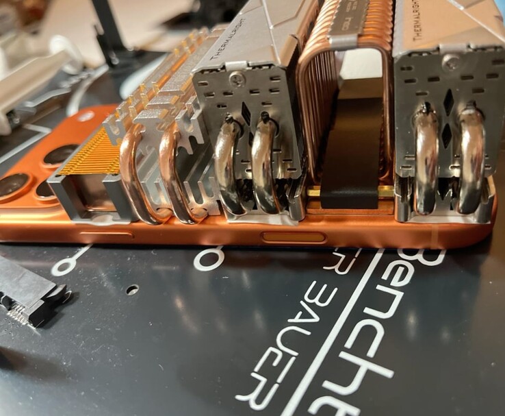 Zijaanzicht van een iPhone 17 Pro Max met grote M.2 SSD-koelers bevestigd (Afbeelding bron: u/T-K-Tronix via r/iphone)