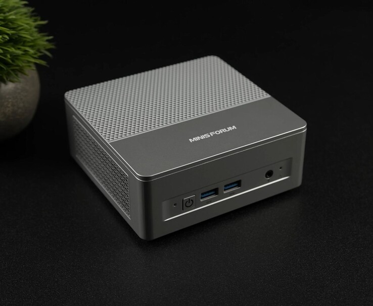Minisforum X1 Lite mini PC getoond vanaf een schuine voorkant die het compacte ontwerp en de I/O aan de voorkant benadrukt (Afbeeldingsbron: ETA Prime via YouTube)