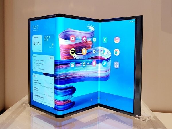 De Samsung Display Flex S heeft dezelfde vormfactor als de Huawei Mate XT. (Afbeeldingsbron: The Korea Herald)
