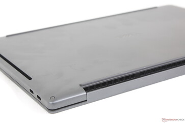 Het moederbord is nu toegankelijk door het toetsenborddeksel te verwijderen in plaats van het bodempaneel