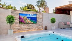 De Neptune Full Sun Smart TV voor buiten. (Bron: Peerless-AV)