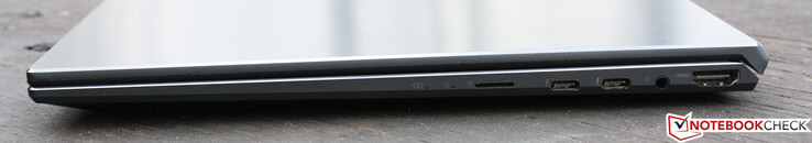 Rechts: MicroSD-kaartlezer, 2 x Thunderbolt 4 (USB-C 3.2 Gen 2x2), 3,5 mm combo audio-aansluiting, HDMI 2.0b