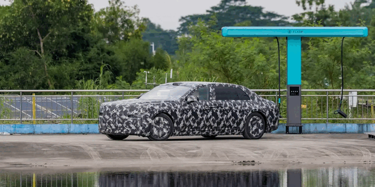 BYD's Yangwang-sedan bij een BYD-laadstation