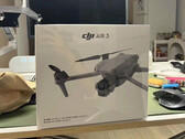 De DJI Air 3 zal verkrijgbaar zijn met RC 2- en RC-N2-afstandsbedieningen. (Afbeeldingsbron: @DealsDrone)