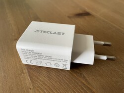 De meegeleverde 20-watt voeding