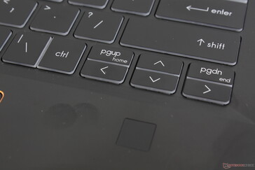 De pijltjestoetsen en de aangrenzende Ctrl-toets voelen krap aan bij het gebruik. Bovendien gebruikt de laptop een speciale vingerafdruklezer in plaats van een gecombineerde vingerafdruk-/aan/uit-knop