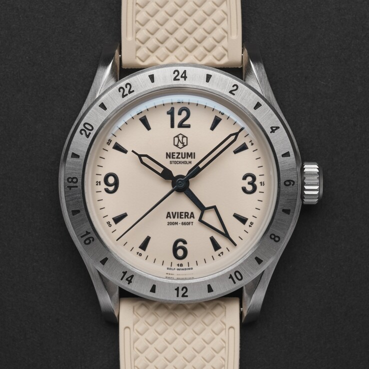 Het Nezumi Aviera GMT horloge is verkrijgbaar in een witte, geheel verlichte wijzerplaat (Afbeelding bron: Nezumi Studios)